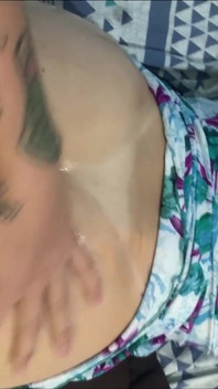 Cuckold šel do práce a soused šukal jeho ženu z pohledu