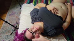 Cum and piss play fun!: Stříkání na brýle, zatímco si hraje sama se sebou