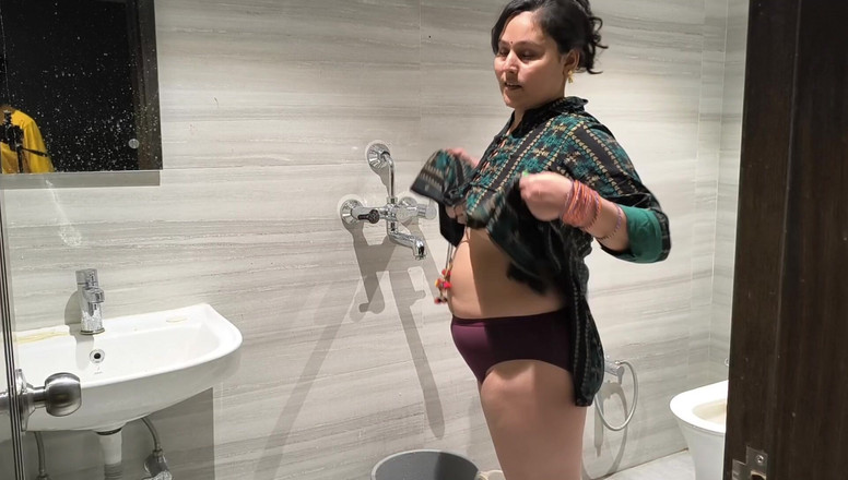 Desi chudai hub: Desi holka Puja baby se ráno sprchuje
