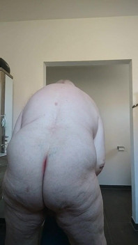Je joue avec ma bite avant et après la douche