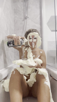 CALLIE ROKS: Des tartes au visage nues dans le bain