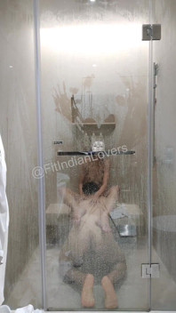 Fit pareja india teniendo sexo erótico en la ducha