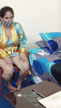 大きなおっぱいインドの曲線美の女の子は仕事のための彼女の上司とセックスをしました
