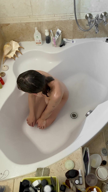 Karafuto404: शॉवर में सुबह की फटाफ़ट चुदाई (फोन पर देखें)