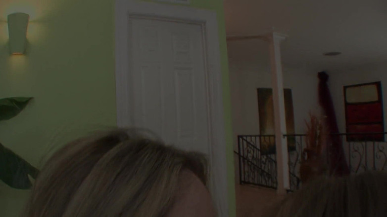 Girl on Girl: Дві збуджені повії, мачуха і падчерка на дивані потирають один одному клітор