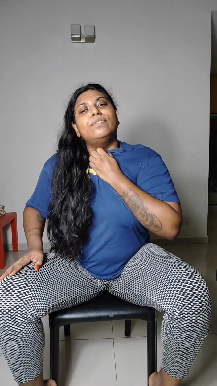 Ilariafajralilura: Chitti Ilaria pone a Ramesh en un sari y lo...