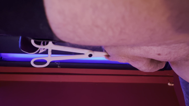 KinkyToyStory: CBT nakal menyiapkan self scrotum tiercing.