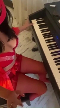 Office girl Używa masażera do masturbacji do dzikiego orgazmu - seksowna sekretarka w pończochach Pociera cipkę