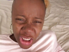 First Black Sexperience: 吮吸鸡巴白头发的黑人女孩Sweet Pea被第一人称视角风格的大黑屌打磨