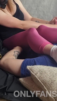 Amatir handjob dengan kaus kaki bau pemujaan dan mani muncrat banyak