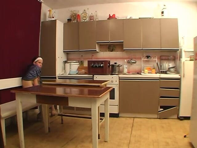 Lucky Cooch: Hnědovlasá kočka v sexy punčochách je ošukaná na stole