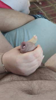 Handjob di sofa