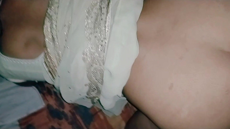 NituRandi94: Indianul excitat Devar o fute pe indianca Bhabhi superbă