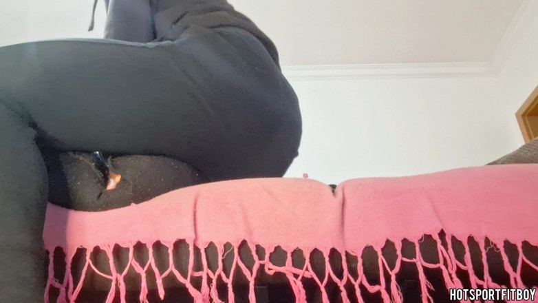 Hotsportfitboy: Geil, fitter hengst strippt hose, reibt großen schwanz auf couch...