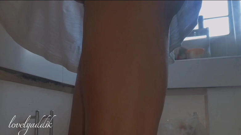 Lovelyaddik: Isikan pepek saya di dapur