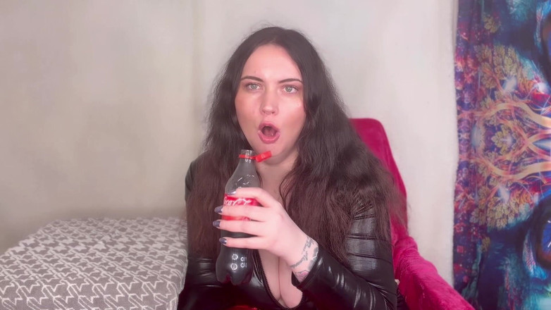 MissFFW: Ffw小姐享用饮料和打手枪