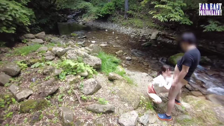 Far East pornography: Mokrá značka Wander, když opouští nezbednou třpytící se stopu, kde...