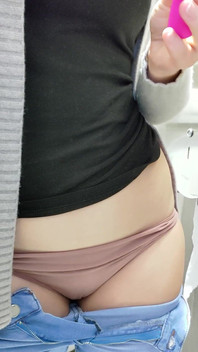 Je porte le vibromasseur dans la salle de bain