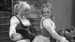 Lesbian Stories: Harika sarışın bebek amcığını yalatıyor ve parmaklıyor