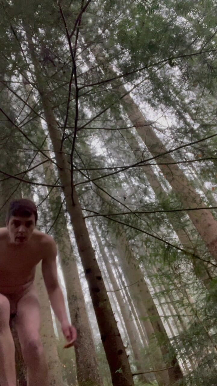 Yoogoo82: Correre Nella Foresta E Spogliarsi Completamente