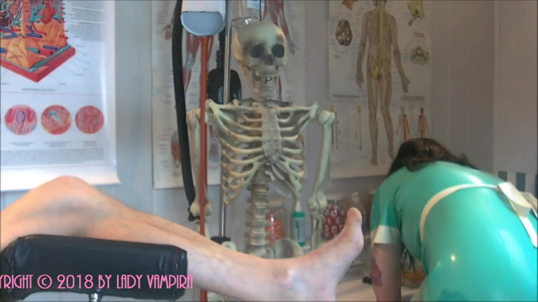 Domina Lady Vampira - SM Studio Femdom Empire: Latextreme clinic 2/2 - Opblaasbaar masker en opblaasbare klysmaplug