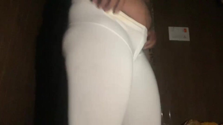 DominantSnowball44: Seksi üvey annem önümde kıyafetlerini değiştiriyor
