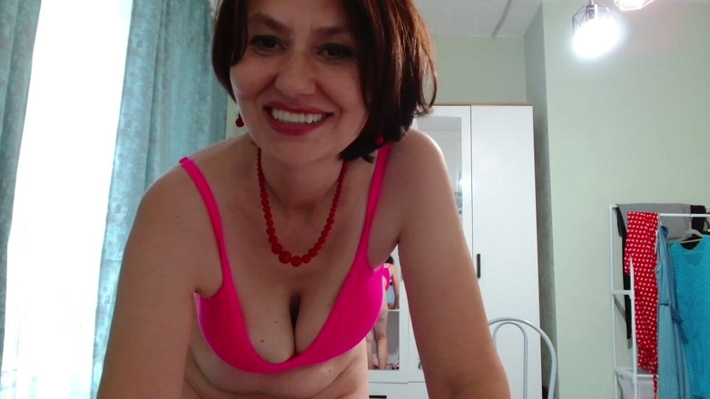 ANGELA_LADY: Une beauté en talons pisse sur le sol de la...