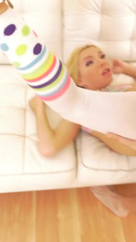 Wunderschönes kleines blondes teen grob in online-affäre gefickt