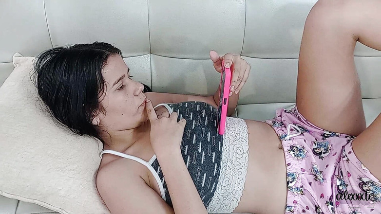 celexxxte: 집에 와서 오르가즘에 내 보지를 먹고 나를 매우 젖게 만드는 Celexxxxte.