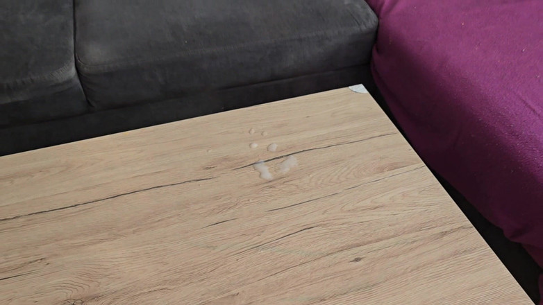 Fap_man93: Збуджений хлопець мастурбує свій великий член і кінчає на стіл