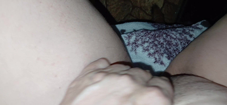 Lesbian-candys: Я мастурбую таємно від своїх колег на зустрічі