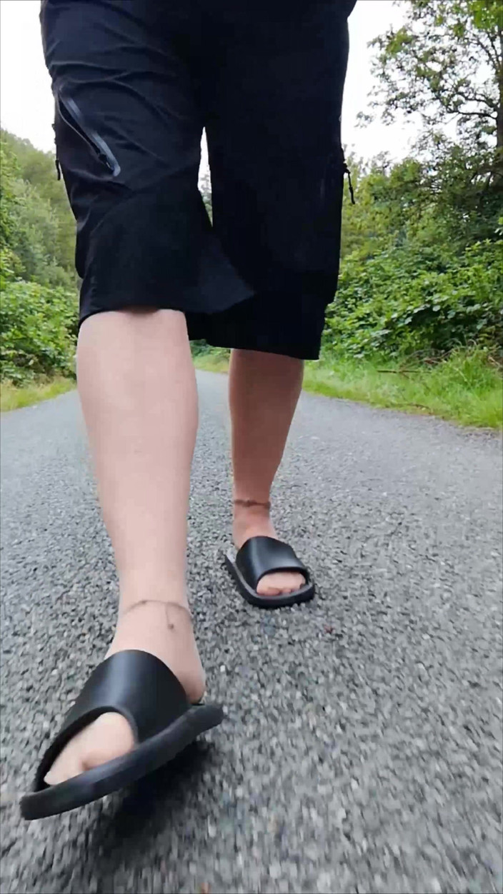 Carmen_Nylonjunge: 在大自然中穿拖鞋和白袜子