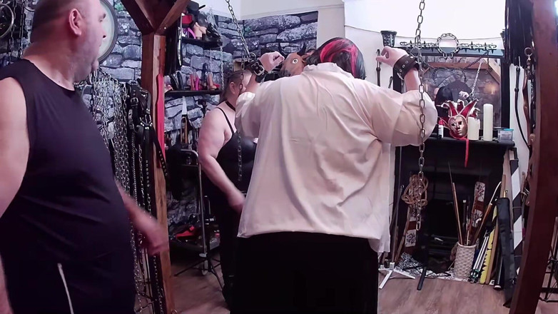 Stephanie-Nicole-TV: Parte 1 - Domina-Satana e Lanista-urso Take Me Into Their Dungeon pela...