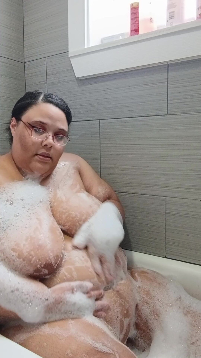 Jessica pigslut: 뻑가고 편안한 버블 목욕을 즐기십시오!