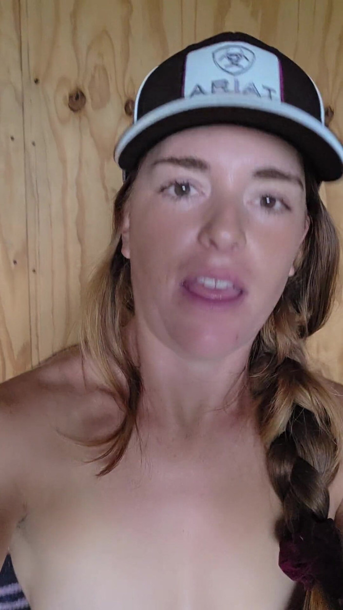 NaughtyRedFarmgirl: Podwójna penetracja w cipce i dupie squirting ciężko