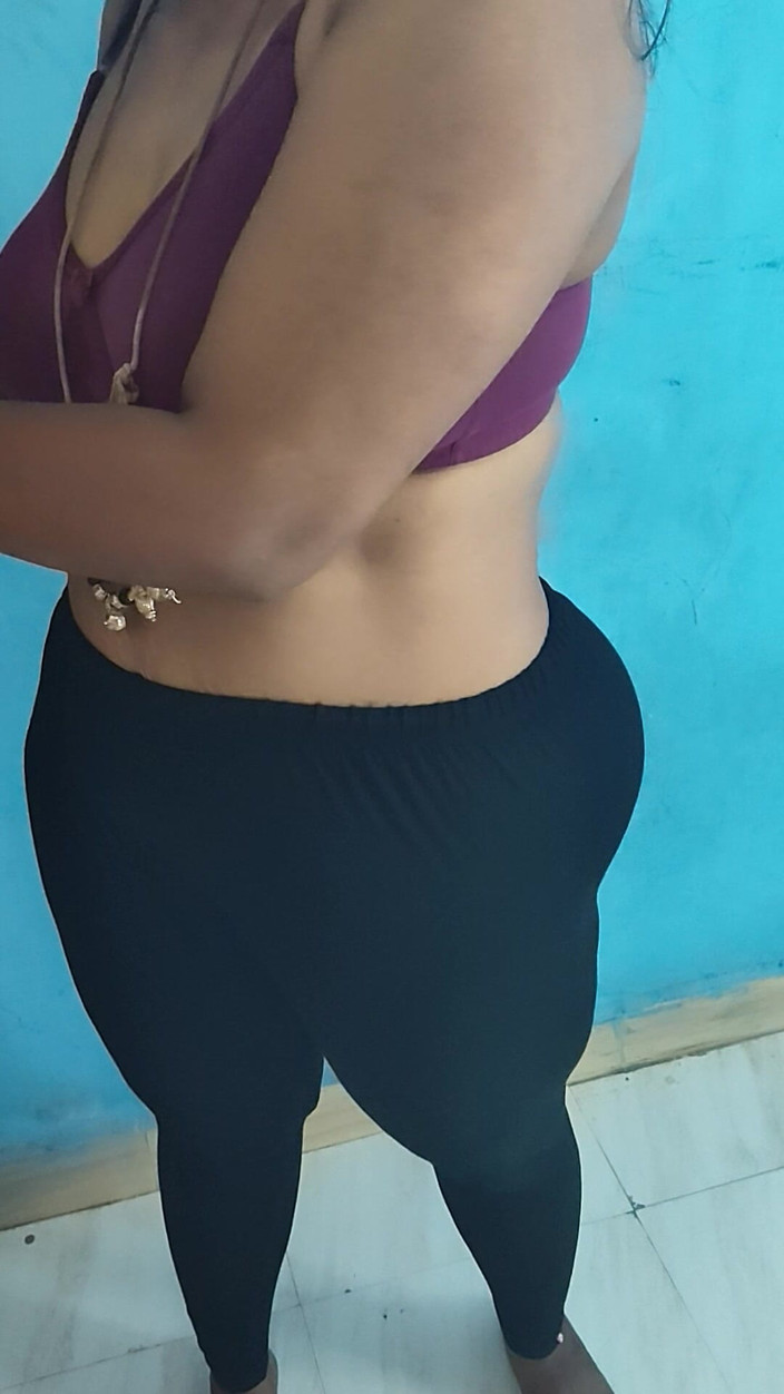 Tamil lesbian: बड़ी गांड और स्तन के साथ देसी कपड़े पहने