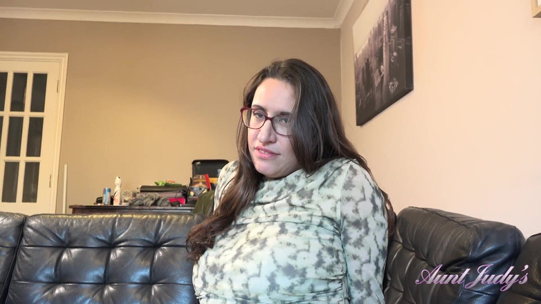 Aunt Judy's: Auntjudys - Proprietara ta țâțoasă Doamna Kitty Kat te surprinde uitându-te la...