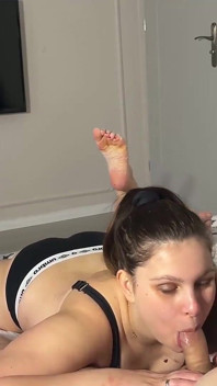 Cô vợ nghiệp dư ngừng tập thể dục để bú cu chồng POV