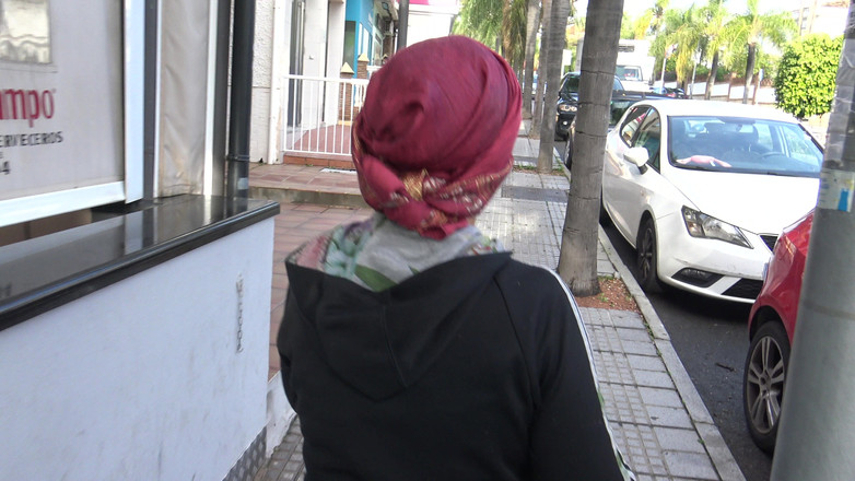 Souzan Halabi: Турецкая мусульманская бабушка показывает свою очень волосатую киску