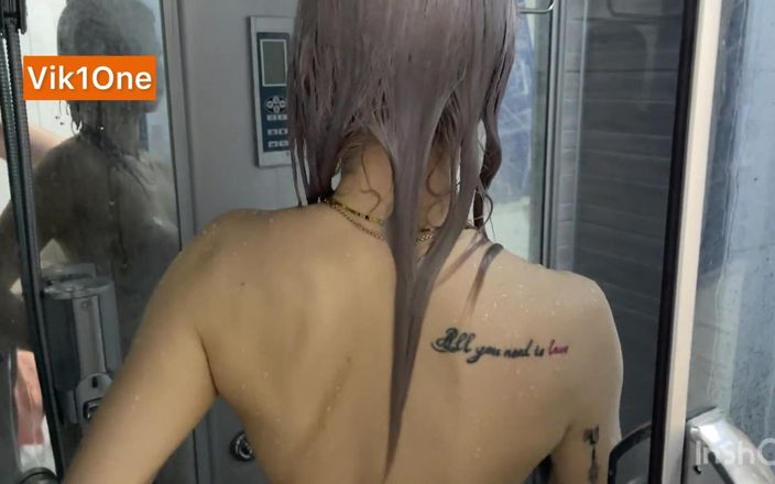 Viky one: En la ducha con una estrella porno