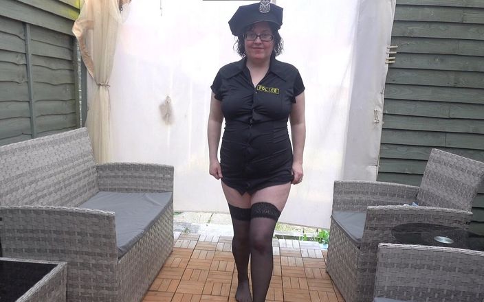 Horny vixen: Sexy politievrouw cosplay strippend in wachtkousen