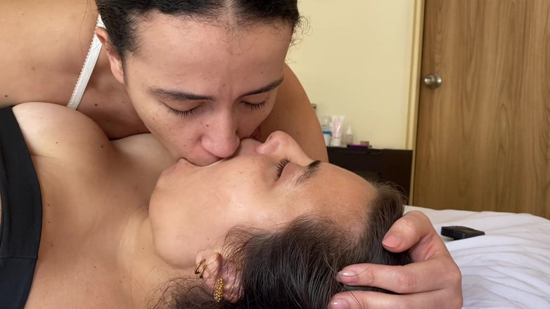 zoemelissa: 내 의붓여동생이 내 목구멍에 혀를 넣고 키스한다