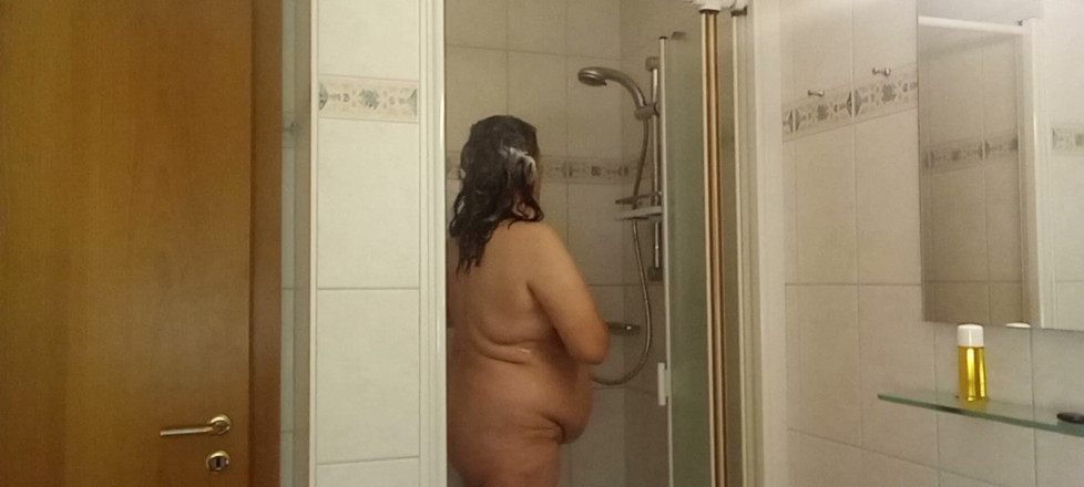 SchwarzeGraefin: Reife Frau Mit Kleinen Brüsten &amp; Dickem Po Unter Der Dusche