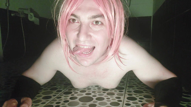 Kitty_Cross: Linda femboy teniendo baño luces coloridas ambiente grandes tetas naturales