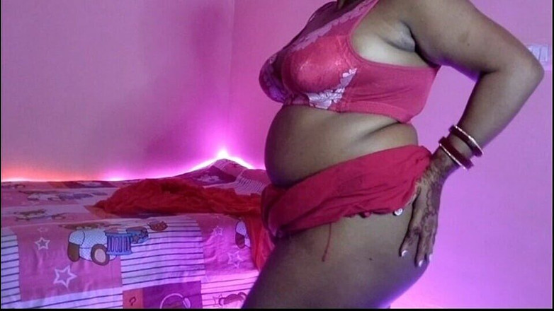 HotGirl21: Desi sexy holka naplácá do zadku a touží po sexu