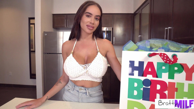 BrattyMilf: Ibu tiri memberikan saya seks hari jadi