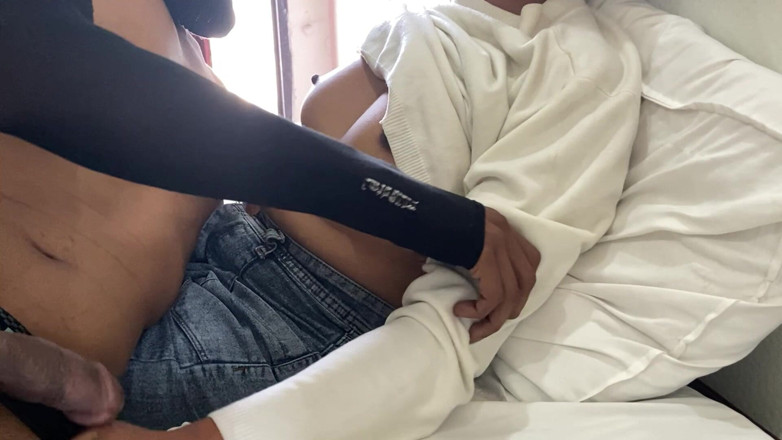 Ritu Bhabhi: Azgın hatun mükemmel göğüsleri ve meme ucu oyununu şehvetli bir şekilde yalayarak...