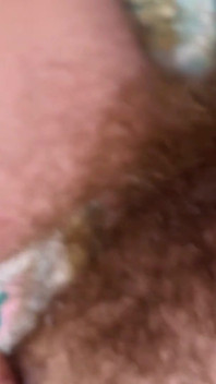 Primo piano del cespuglio di capelli super spesso e lungo