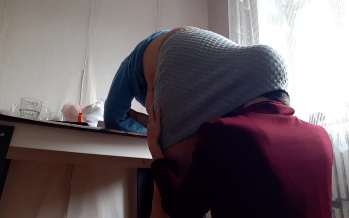 Lesbian-candys: Je lèche le cul de ma patronne MILF pendant longtemps...