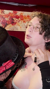 Volles video - Reverse cumming out party: Gangbang von pansexuellen muschi-liebhabern mit begeisterter Zustimmung auf ihren körper geschrieben